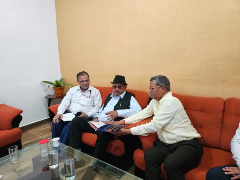 जिले में रेल सुविधाओ सहित लंबित मांगो को लेकर रेल प्रबंधन से मिले बैकुंठपुर विधायक भईयालाल राजवाडे……आधा दर्जन से अधिक मांगो की सूची का पत्र सौपकर किया मांग