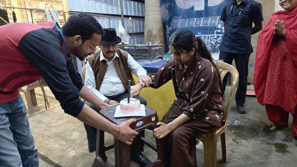 कुदसिया से मिलने पहुॅचे बैकुंठपुर विधायक दिया आर्शीवाद