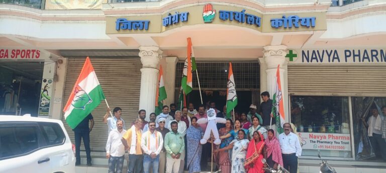 आंगनबाड़ी साड़ी खरीदी घोटाले के विरोध में मंत्री लक्ष्मी राजवाड़े का पुतला दहन