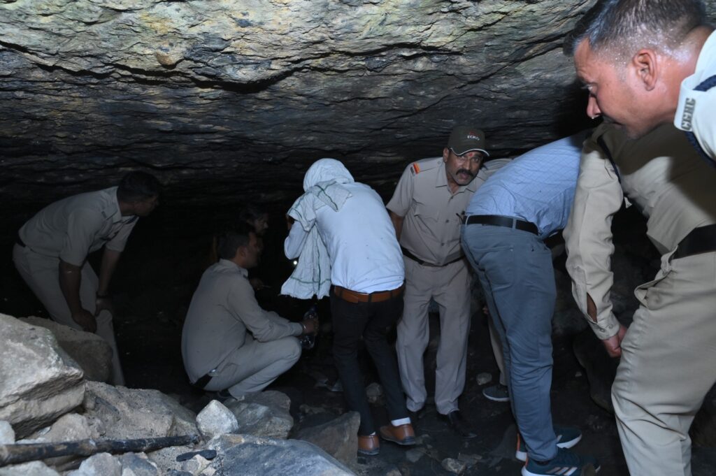 करीब 150 मीटर लम्बे सुरंग में अवैध कोयला खनन पर सख्ती, सेंट्रल फ्लाइंग स्क्वाड की बड़ी कार्रवाई……देवखोल और भालूमाड़ा में खनन क्षेत्र चिन्हित, ब्लास्टिंग कर बंद करने के निर्देश