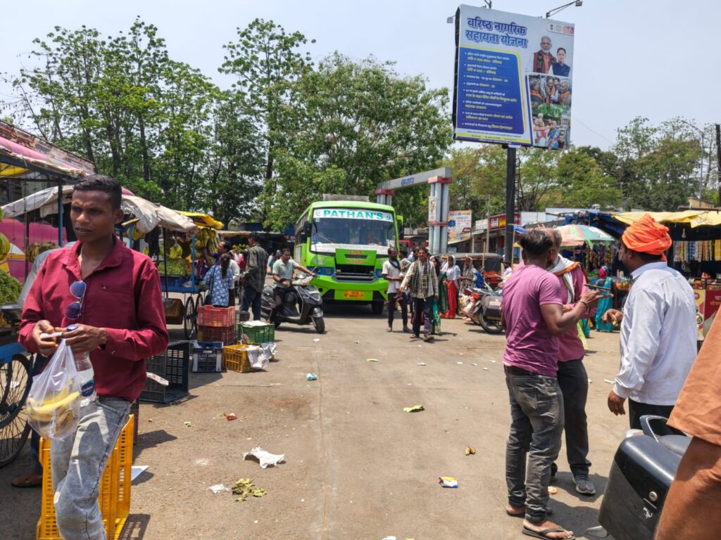 बस संचालको ने बस स्टेण्ड को बनाया बस गैराज
