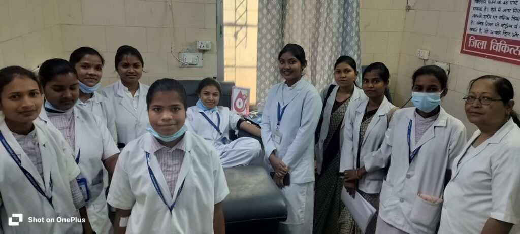 नर्सिंग स्टाफ व छात्रों ने किया 15 यूनिट रक्तदान