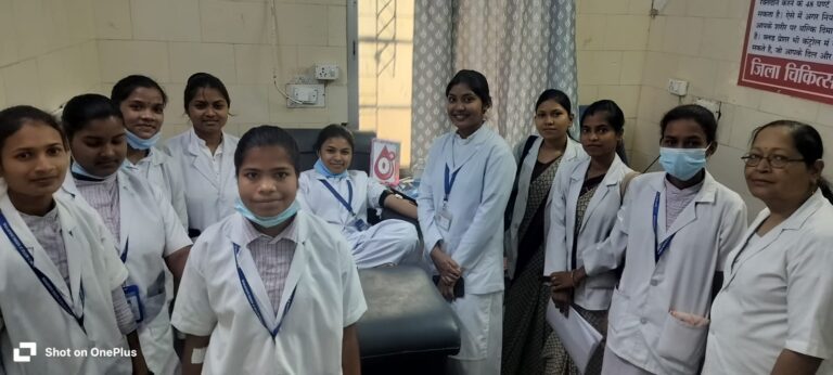 नर्सिंग स्टाफ व छात्रों ने किया 15 यूनिट रक्तदान