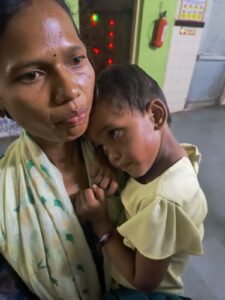 खेलते-खेलते सिक्का निगल गई 2 साल की बच्ची, डॉक्टर ने बचाई जान