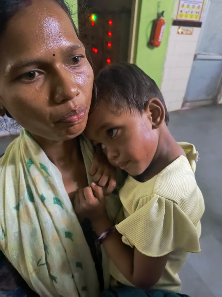 खेलते-खेलते सिक्का निगल गई 2 साल की बच्ची, डॉक्टर ने बचाई जान