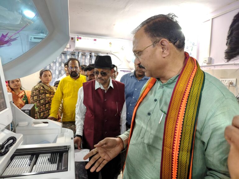 बैकुंठपुर डी.एच. में स्वास्थ्य मंत्री ने किया अटल लैब का लोकार्पण, नए नर्शिंग कॉलेज का भी भूमिपूजन