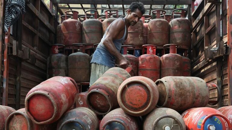 एलपीजी सिलेंडर की बुकिंग से ट्रांसफर तक, बदल दिए कई बड़े नियम