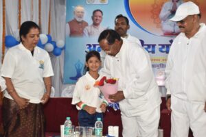 7 साल की अनिका ने जिला प्रशासन के मंच पर दिखाया योग का हुनर