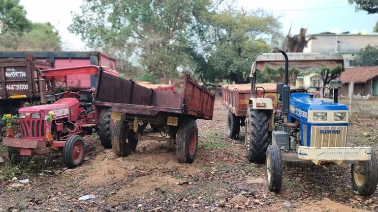 खनिज विभाग की कार्रवाई मिनी हाईवा और 8 ट्रैक्टर जब्त