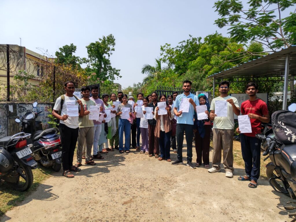 जॉच के नाम पर 15 छात्रो को नही करने दिया परिक्षा केन्द्र में प्रवेश……छात्रो का फूटा गुस्सा…..कलेक्टर से किया शिकायत……वंचित किए गए छात्रो की परिक्षा दोबारा कराने की मांग