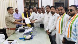 न्याय की मांग………लामबंद आदिवासी समाज ने बेटी को न्याय दिलाने व दोषियों पर सख्त कार्रवाई के लिए एसपी से मिले