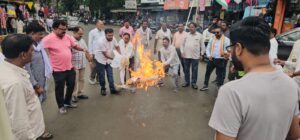 न्याय की मांग………कांग्रेस ने प्रधानमंत्री व मुख्यमंत्री का पुतला दहन किया