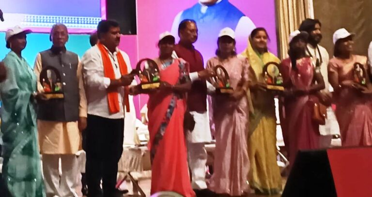 कोरिया के गांव पहाड़पारा की पशुसखी ललिता सारथी को मुख्यमंत्री ने किया सम्मानित
