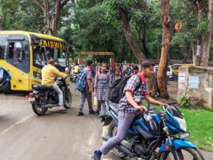 लापरवाही…..नाबालिक तेज रफ्तार स्कूटी व बाइको से बेरोक-टोक जा रहे स्कूल……टीचर-ट्रैफिक विभाग बेखबर-हो सकती है 3 साल की जेल