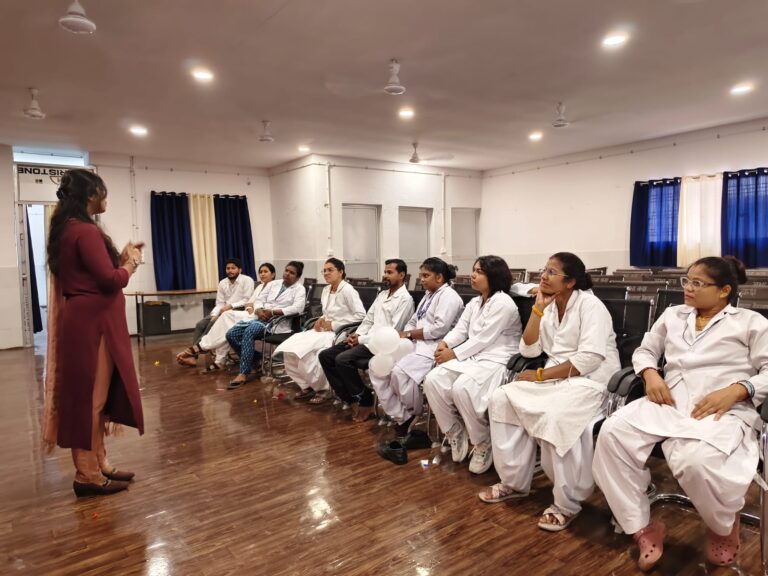 जिला चिकित्सालय बैकुंठपुर में स्टाफ नर्सों के लिए व्यवहार एवं प्रभावी संवाद कौशल पर प्रशिक्षण आरम्भ