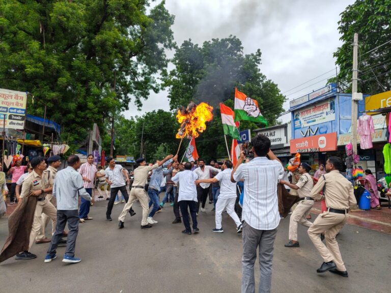 देशद्रोही कहने वाले मंत्री माफी मांगें……राहुल की गिरफ्तारी पर प्रदर्शन…..किया मोदी का पुतला दहन