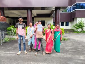 सड़क निर्माण कराने व दंबग के द्धारा सस्ता बंद किए जाने की शिकायत ले ग्रामिण पहुॅचे कलेक्टर के पास