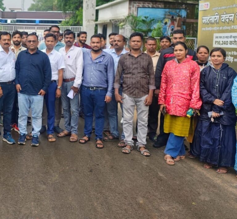 बैकुंठपुर में राज्य सरकार के विरोध में स्वास्थ्य विभाग के कर्मचारियों ने आंदोलन शुरू