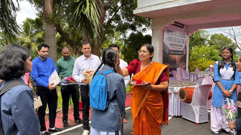 Beyond The Classroom With The Collector…….सपनों के पथिक-15 को तीलक लगा कलेक्टर ने किया अभिवादन…..15 मेधावी छात्रों ने साझा किए अपने सपने, आत्मीय संवाद से मिला सफलता का नया मंत्र