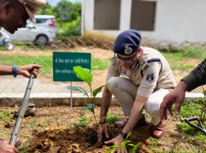 पुलिस महानिदेशक अरुण देव गौतम का कोरिया में प्रथम आगमन……बैकुंठपुर पुलिस लाइन परिसर में पुलिस महानिदेशक ने किया वृक्षारोपण