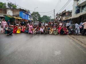 नाबालिक के फांसी के बाद दूकानदार की गिरफ्तारी को अडे लोगो ने जमकर काटा बवाल