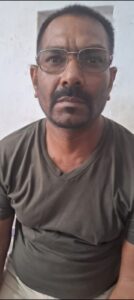 महिला सरपंच को गाली गलौज करने वाले आरोपी को पुलिस ने घेराबंदी कर पकडा……..एक अन्‍य तलाश जारी