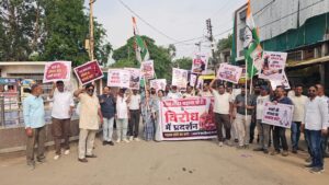 श्रीराम मंदिर में कथित चढ़ावा चोरी एवं वित्तीय अनियमितताओं के विरोध में कांग्रेस का बैकुंठपुर में प्रदर्शन