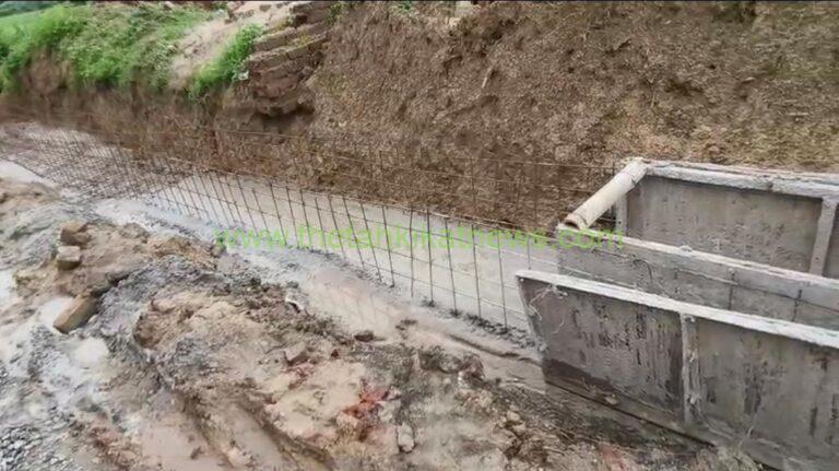 नाली निर्माण पर सवाल, स्टीमेट से कम गहराई में काम कराने का विरोध