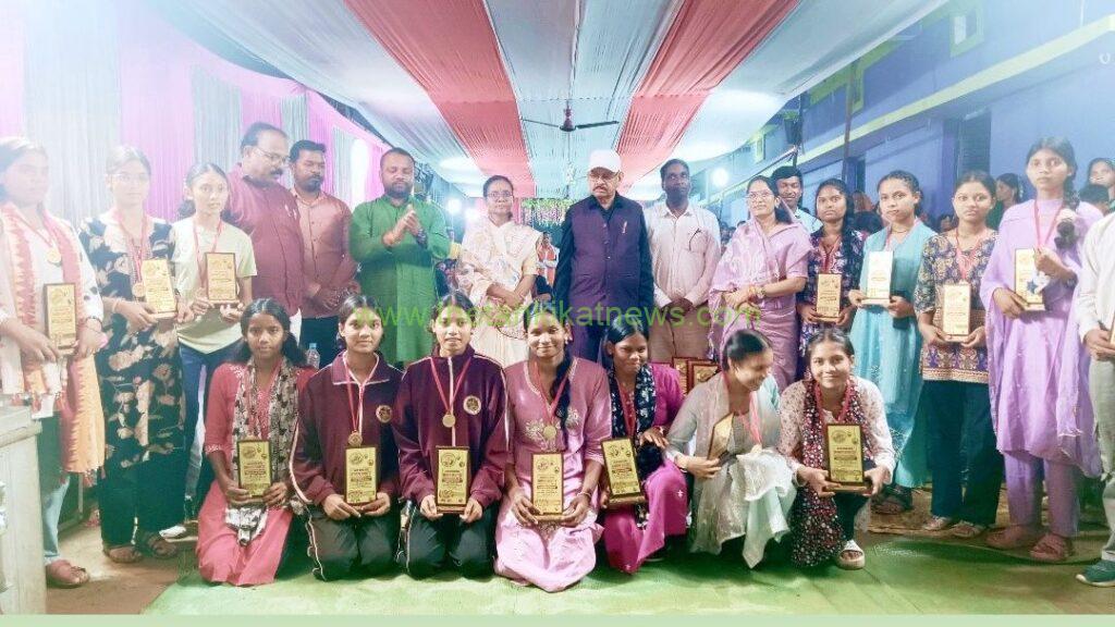 बिशुनपुर में प्रतिभाओं का हुआ सम्मान…..खिलाड़ियों, मेधावी विद्यार्थियों और उत्कृष्ट शिक्षकों को सम्मानित कर बढ़ाया हौसला