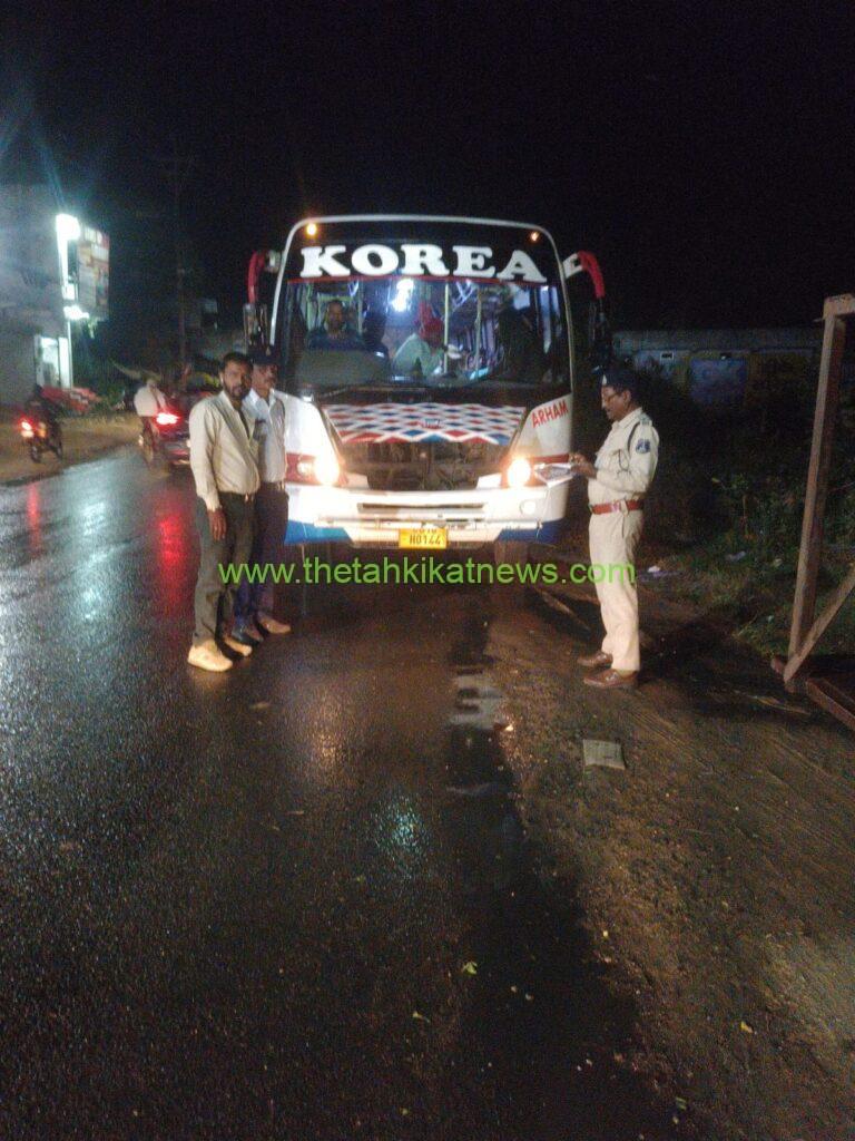 कोरिया पुलिस ने चेकिंग के दौरान कोरिया बस सहित दर्जनो वाहनो के खिलाफ किया कार्यवाई